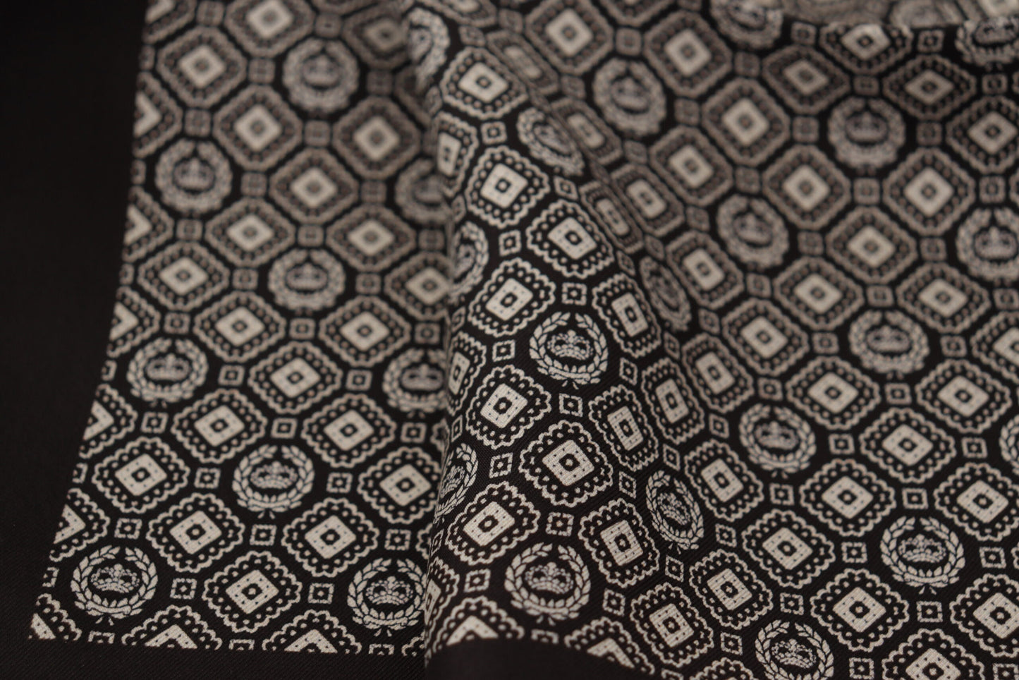 Dolce & Gabbana Schwarz gemustertes DG Logo Quadrat Taschentuch Schalel