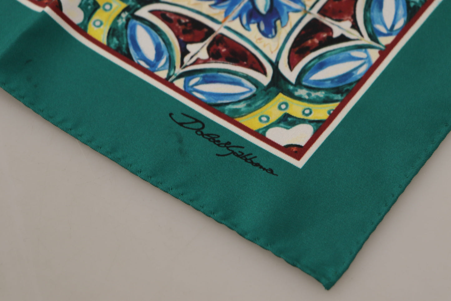 Dolce & Gabbana Majolica à motif mouchoir carré écharpe en soie