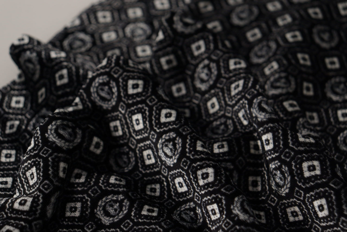 Dolce & Gabbana Black Geometric Geometric Pafago Fringa sciarpa con frangia