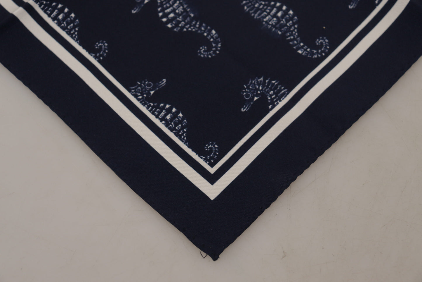 Dolce & Gabbana Blue Seehorse DG gedrucktes Quadrattaschentuch Schalel