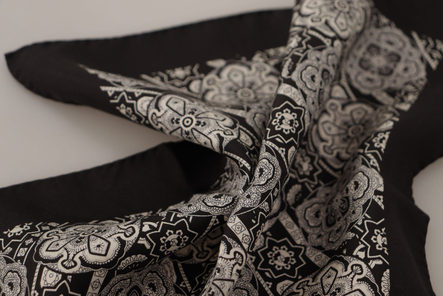 Dolce & Gabbana Black Multied DG Stampato Spaciatura quadrata per fazzoletto