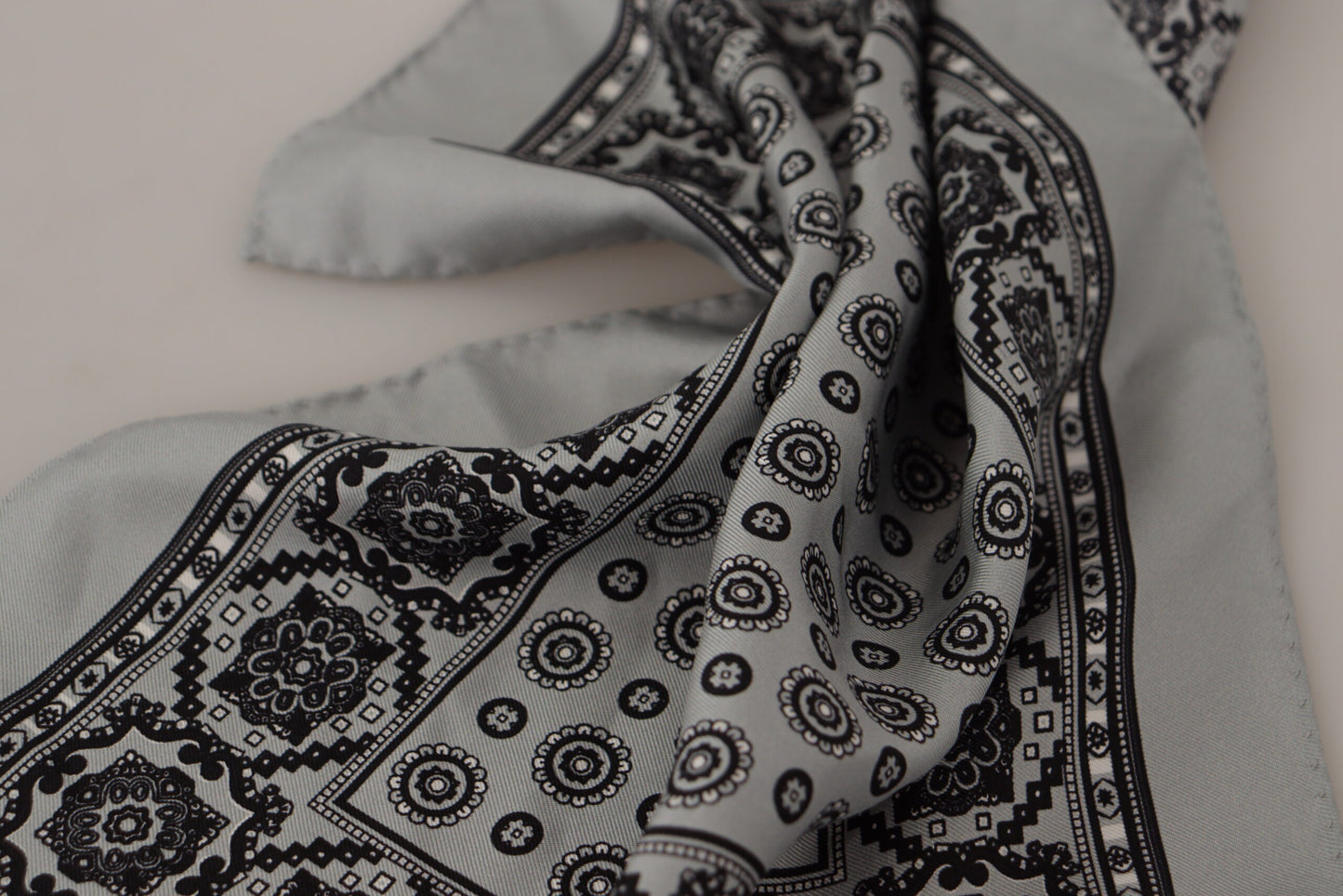 Dolce & Gabbana Gray à motifs carrés de mouchoir carré