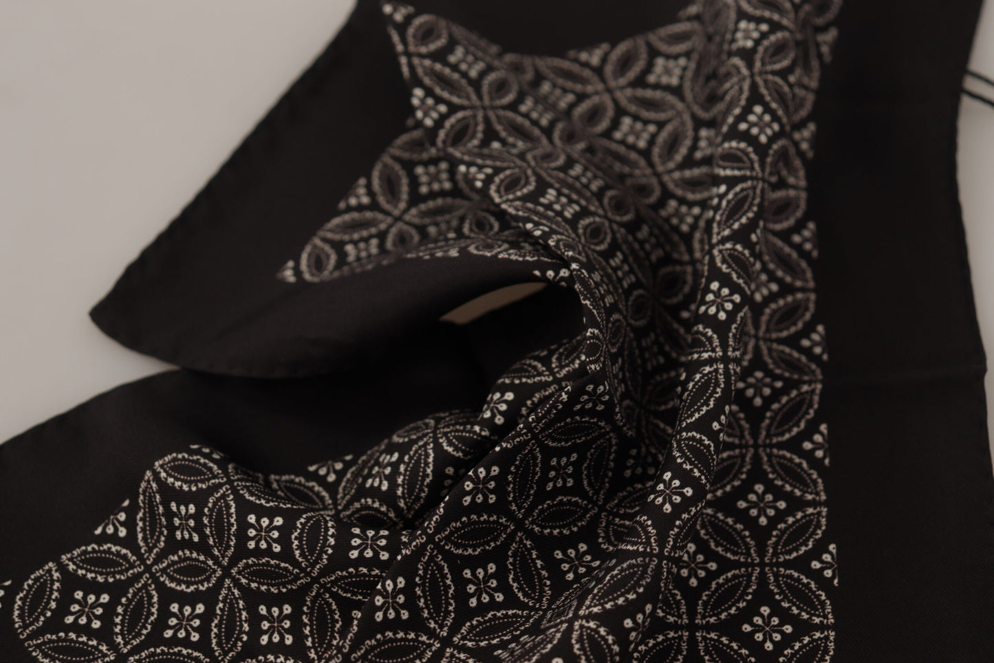 Dolce & Gabbana Black Multied DG Stampato Spaciatura quadrata per fazzoletto