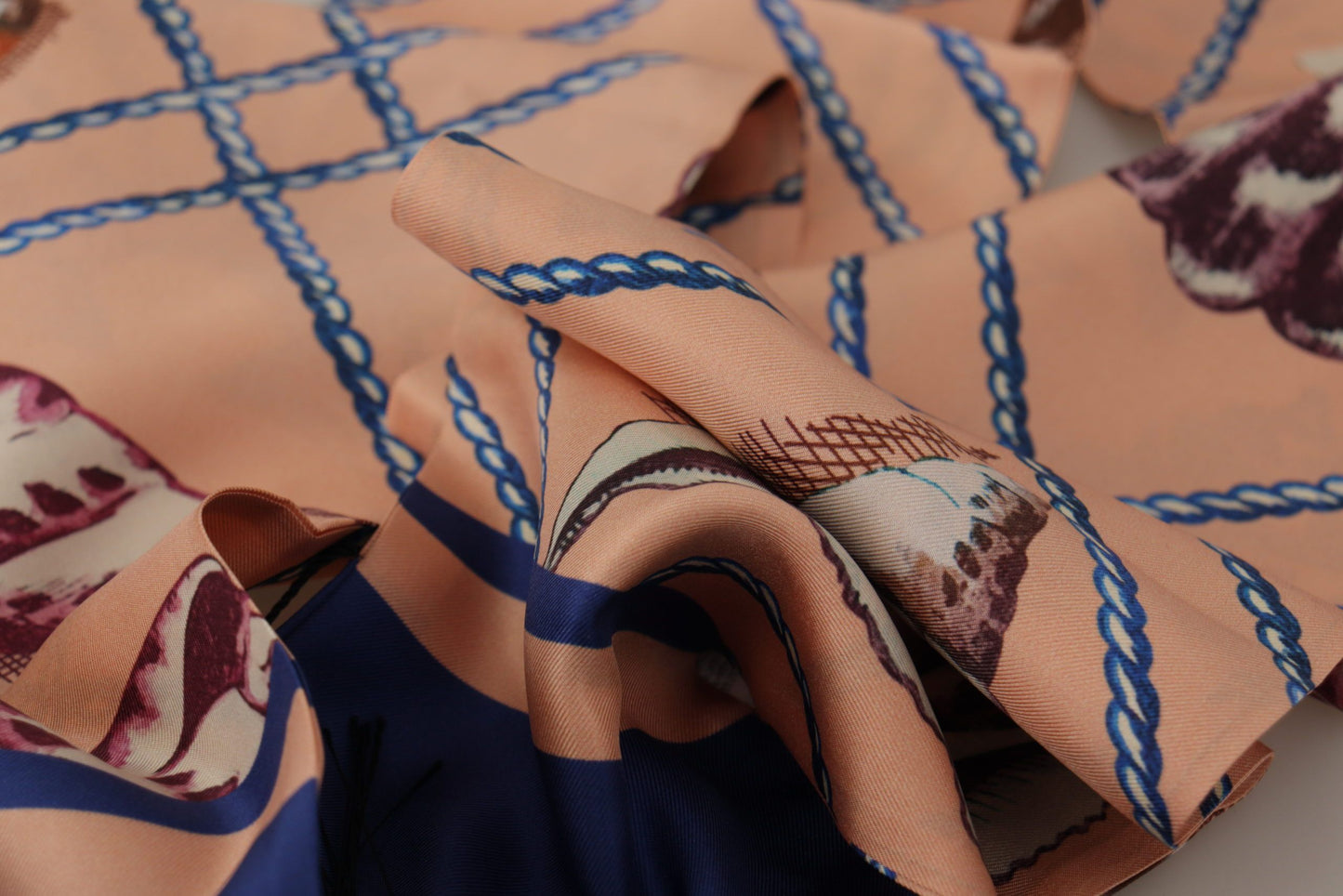 Dolce & Gabbana Multicolor Seashell à motifs DG Logo châle Fringe en soie écharpe