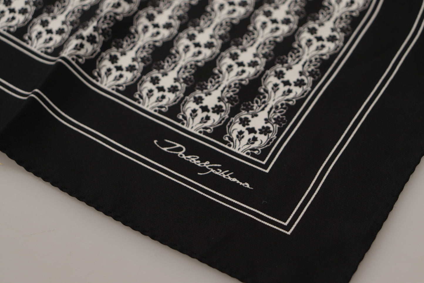 Dolce & Gabbana Schwarz bedrucktem Quadrattaschentuch Schal