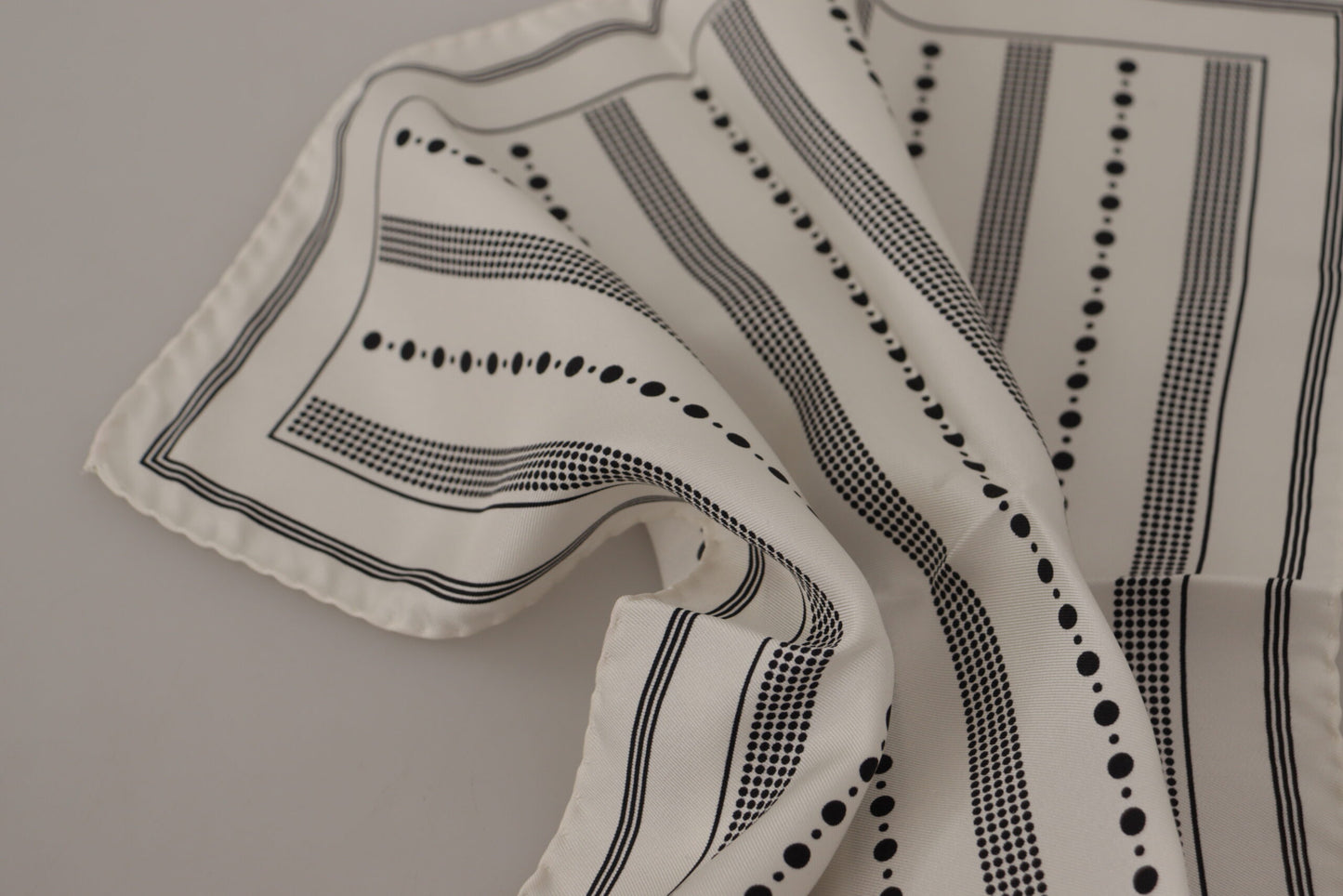 Dolce & Gabbana weiß gepunktete Streifen Quadrat Taschentuch Schalel