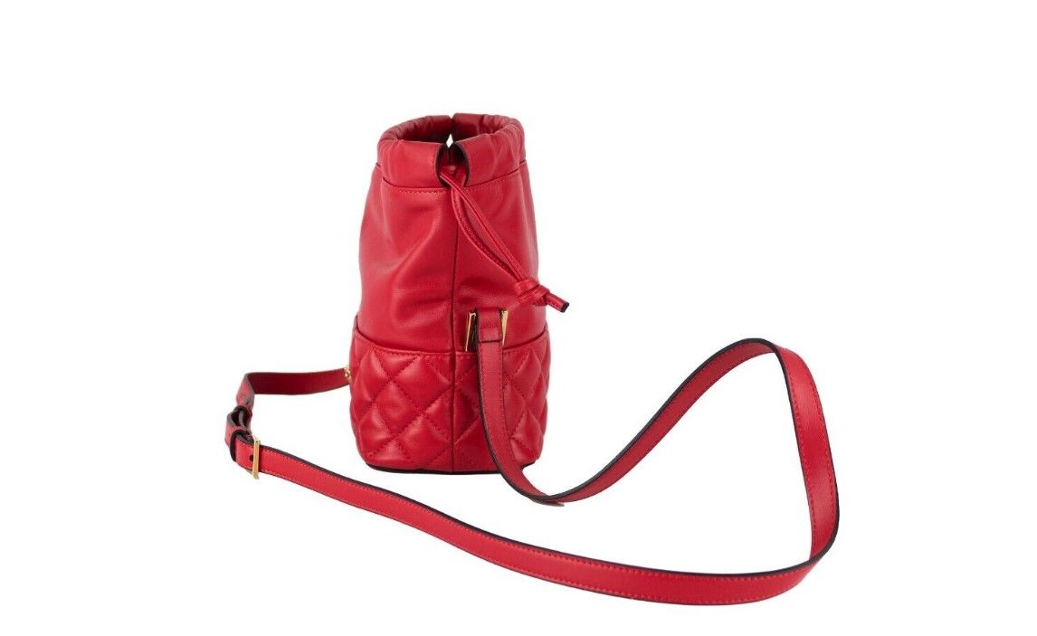 Versace Red Quilted Leder Kordelzugbeutel Eimer Crossbody Handtasche